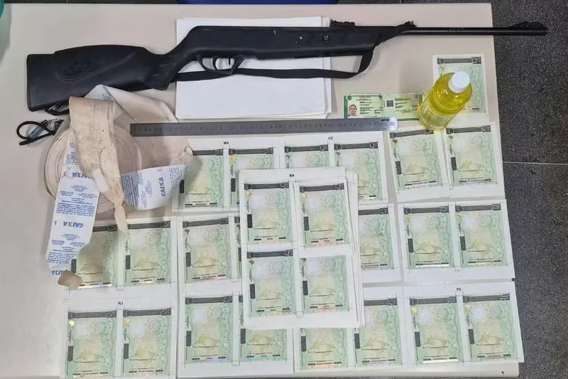 Homem é detido com 53 CNHs falsas e equipamentos em Guanambi