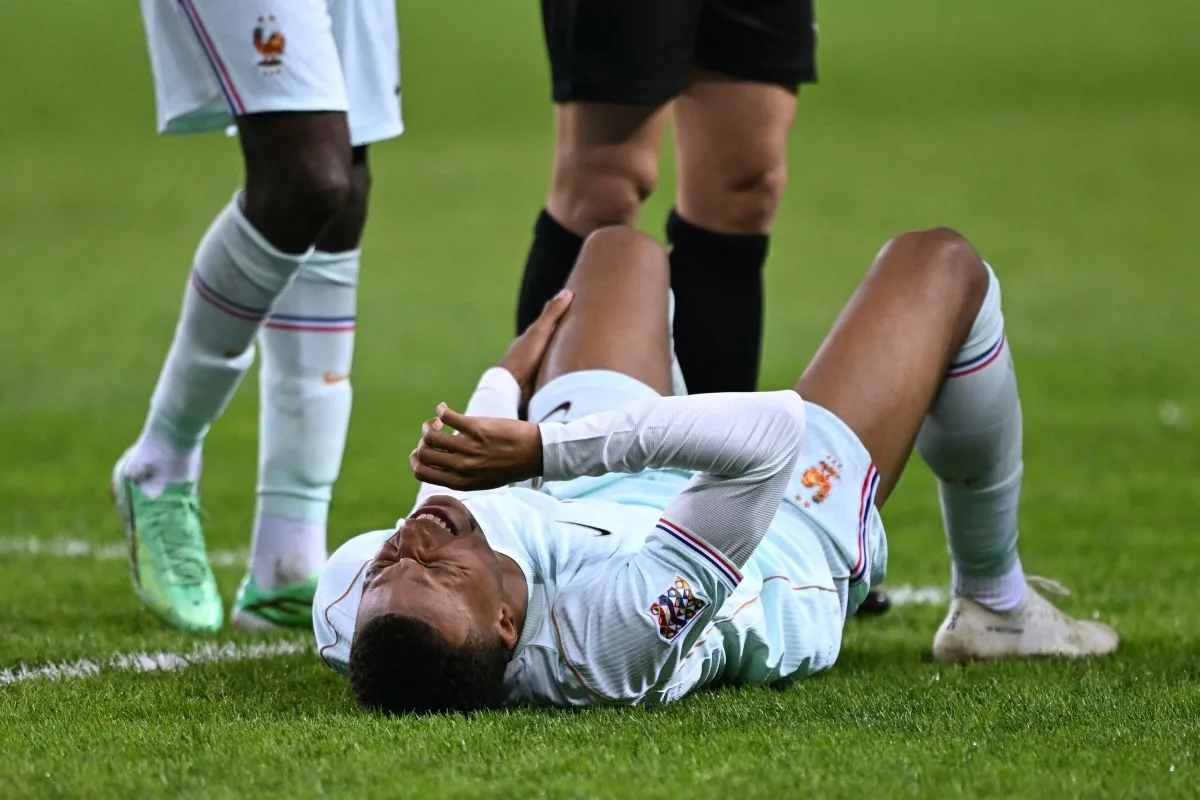 Mbappé sofre lesão no joelho e é cortado da seleção francesa