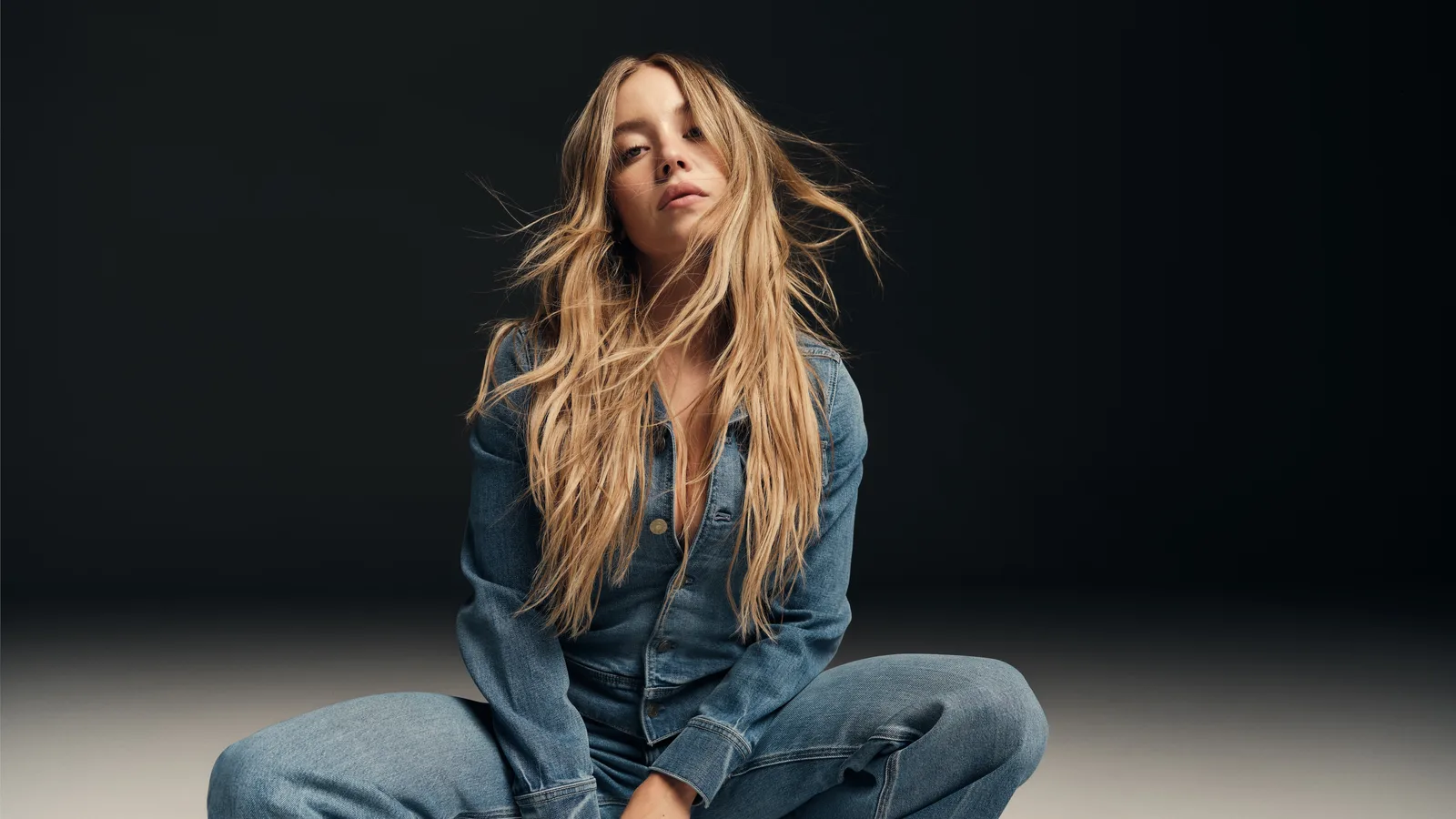 Campanha com Sydney Sweeney é criticada por atletas olímpicas