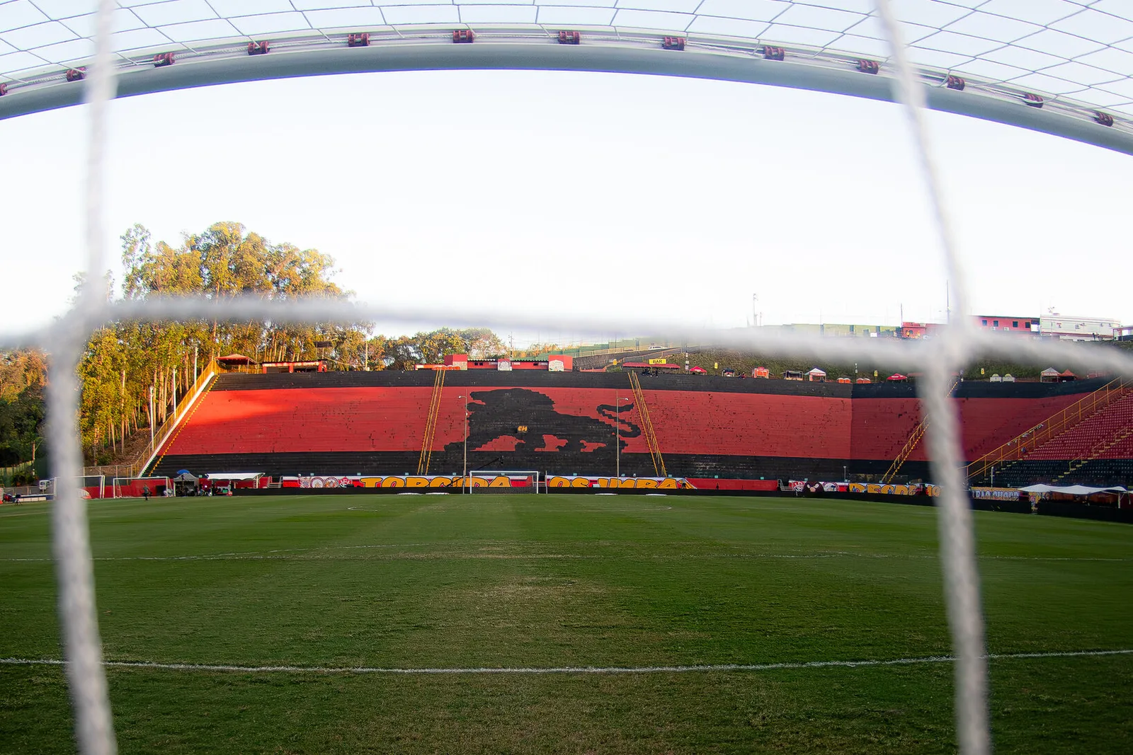 Caíque Gonçalves recebe alta após concussão em jogo do Vitória