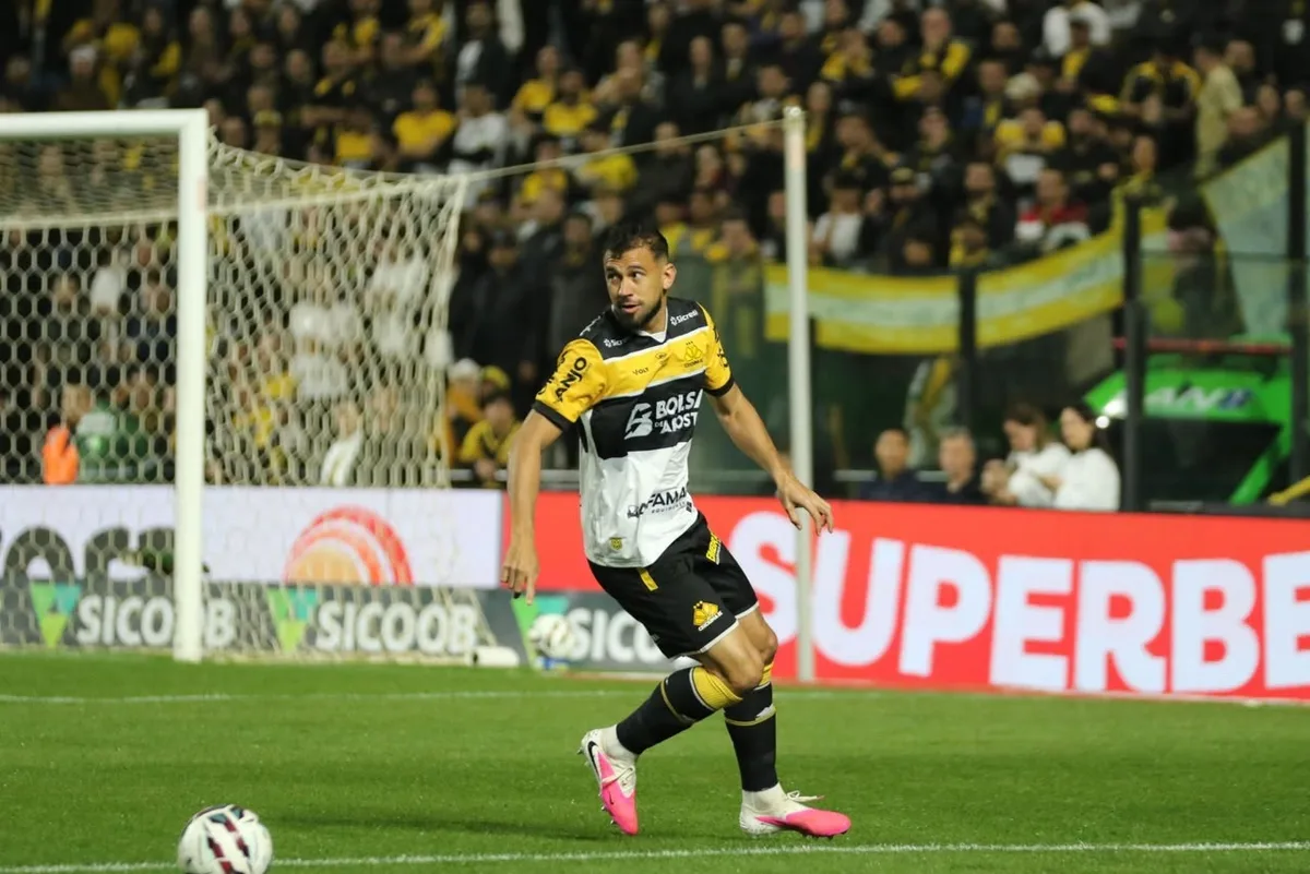 Criciúma tenta reagir contra o Atlético-GO após queda na tabela da Série B