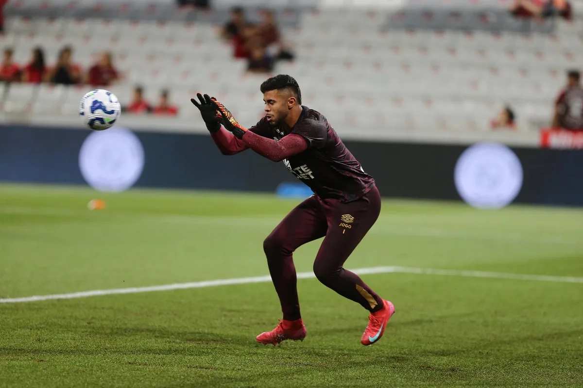 Mycael chega a sete pênaltis defendidos pelo Athletico
