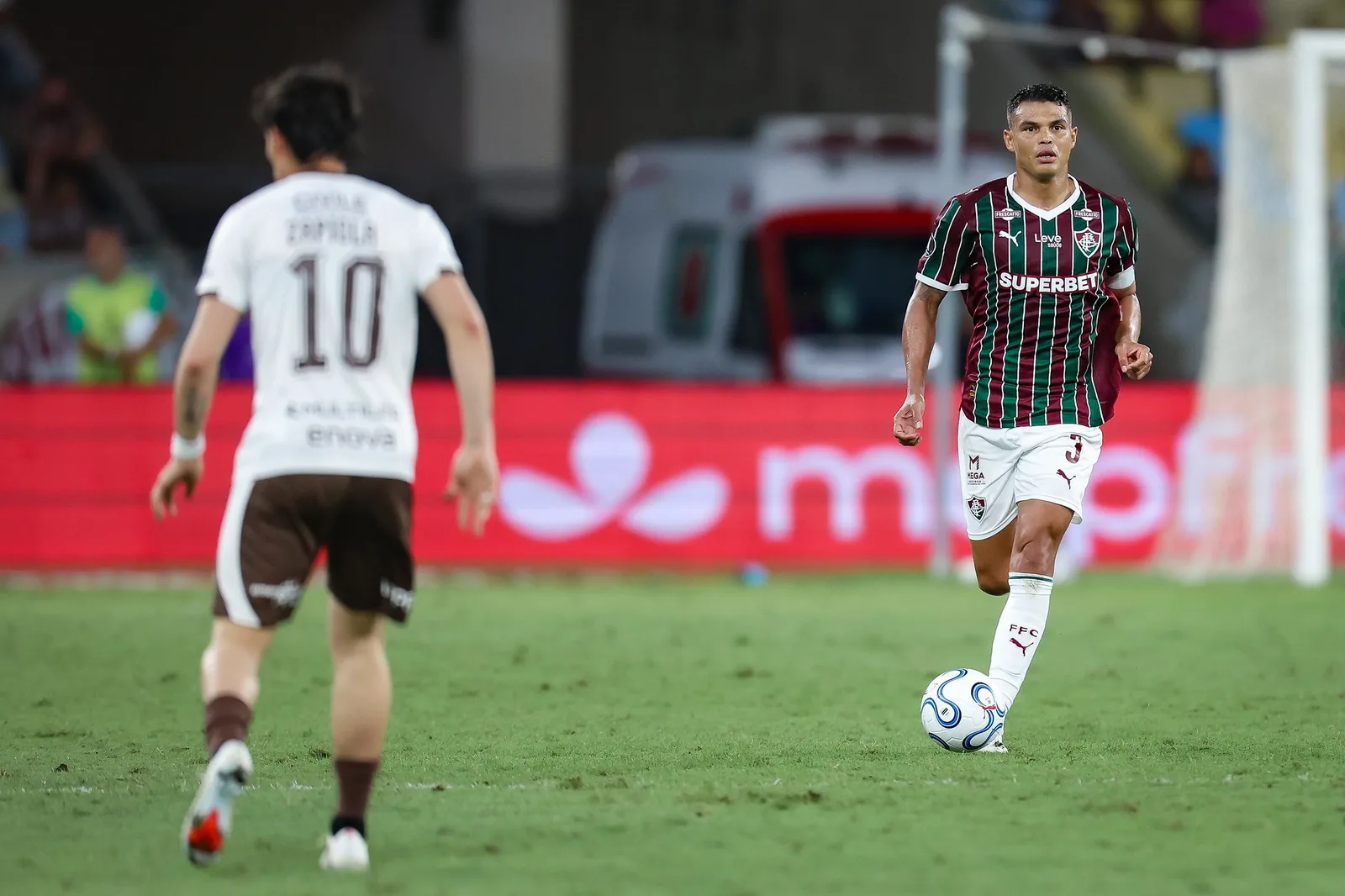 Thiago Silva comenta gramado do Maracanã durante jogo da NFL