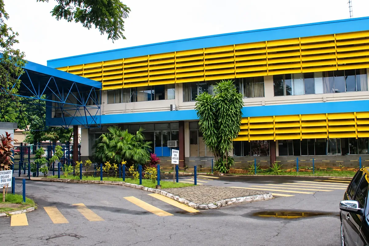 Antiga sede da Celg é demolida após anos de disputa patrimonial em Goiânia
