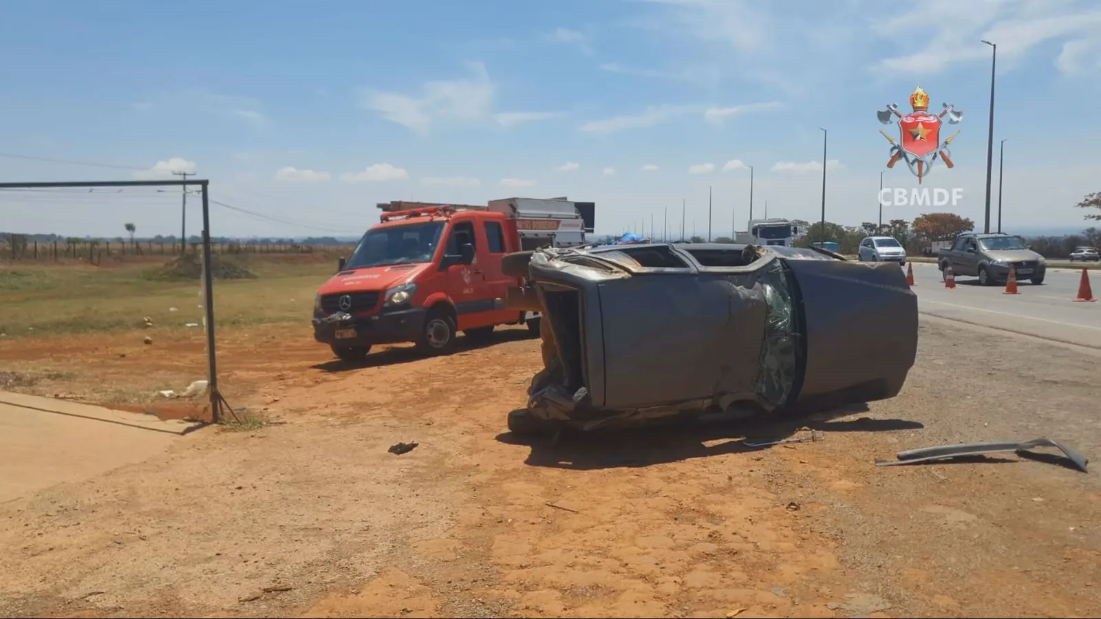Capotamento na Epia Sul deixa mulher ferida após colisão entre carros