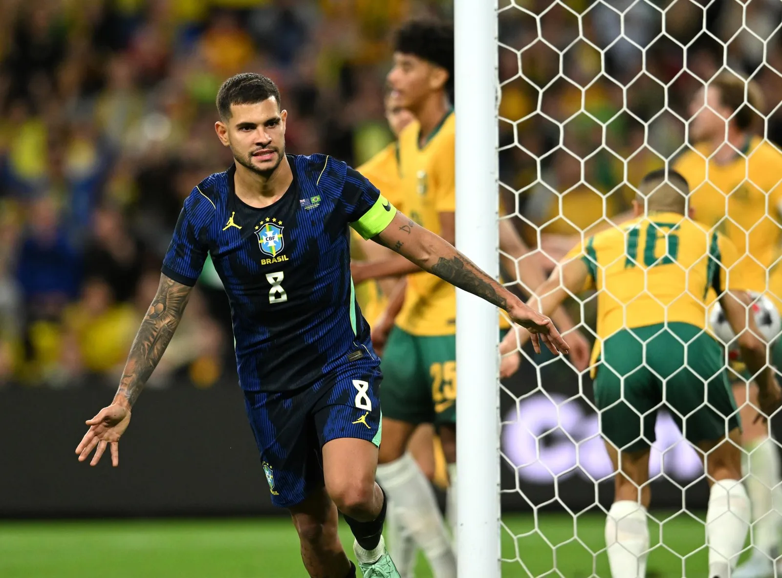 Bruno Guimarães revela pedido de Ancelotti para Vini cobrar pênalti