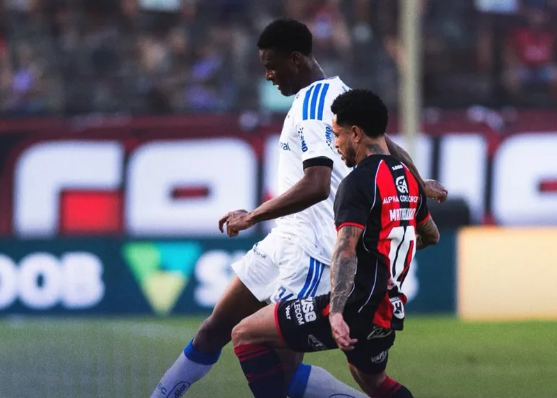 Cruzeiro vira sobre o Vitória e vence por 3 a 1 no Barradão