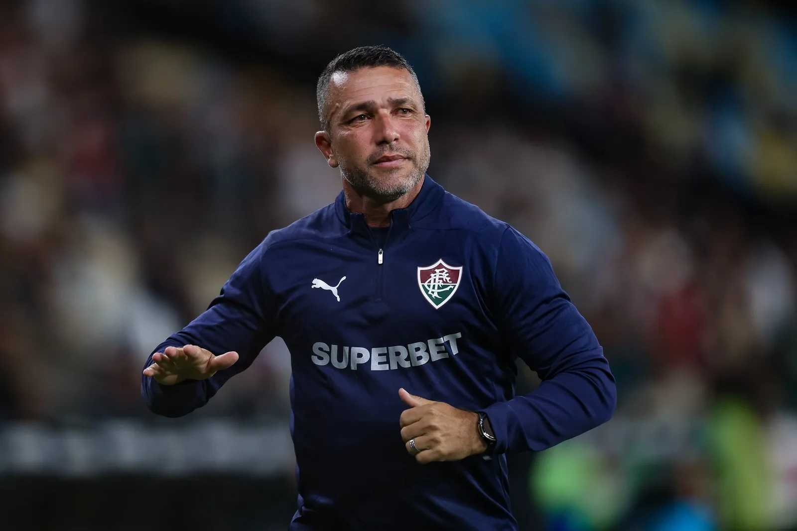 Sinais de Cadu ajudam o Fluminense a organizar substituições à beira do campo