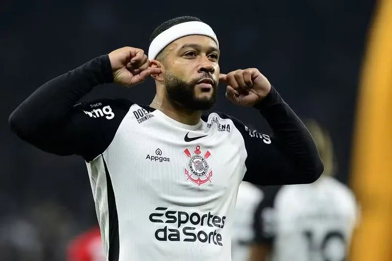 Estudiantes denuncia Memphis Depay à Conmebol por gesto contra torcida