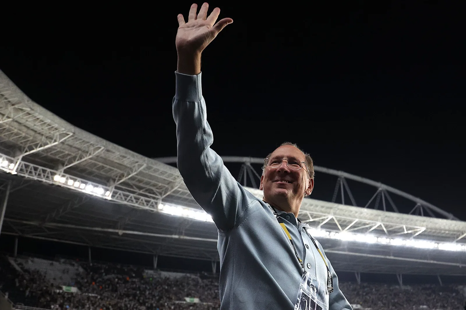 Justiça do Rio mantém AGE do Botafogo e impõe multa a John Textor