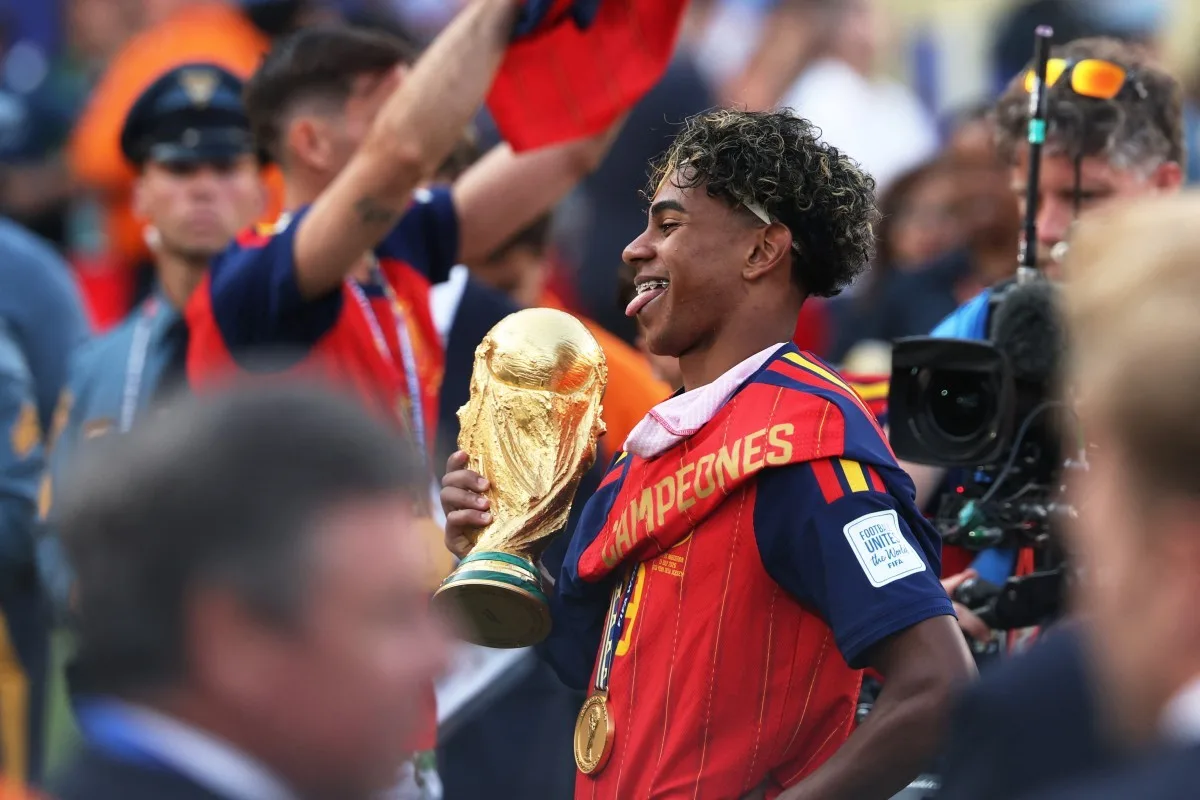 Yamal e outros três atletas podem vencer dois prêmios na Bola de Ouro