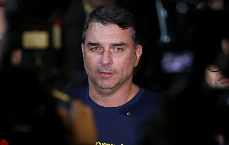 Flávio teve nova reserva em jatinho operado por empresa de Vorcaro, mostra PF