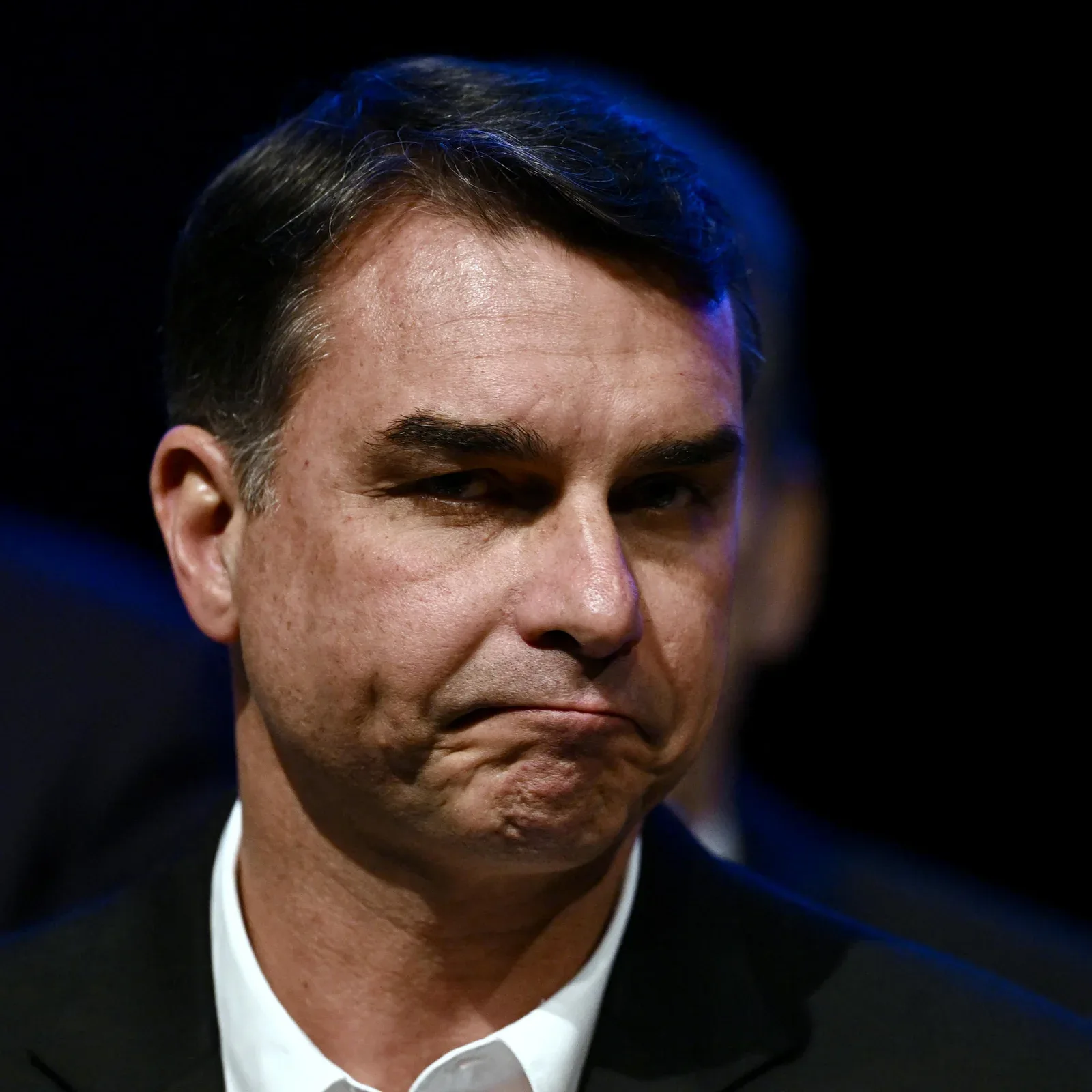 Assessora de Flávio Bolsonaro negociou emenda com miliciano condenado no caso Marielle