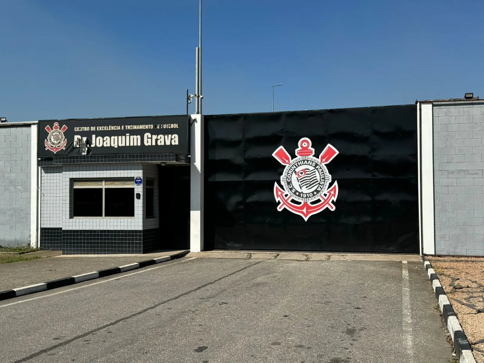 Torcida do Corinthians cobra elenco e diretoria antes de duelo com Fluminense