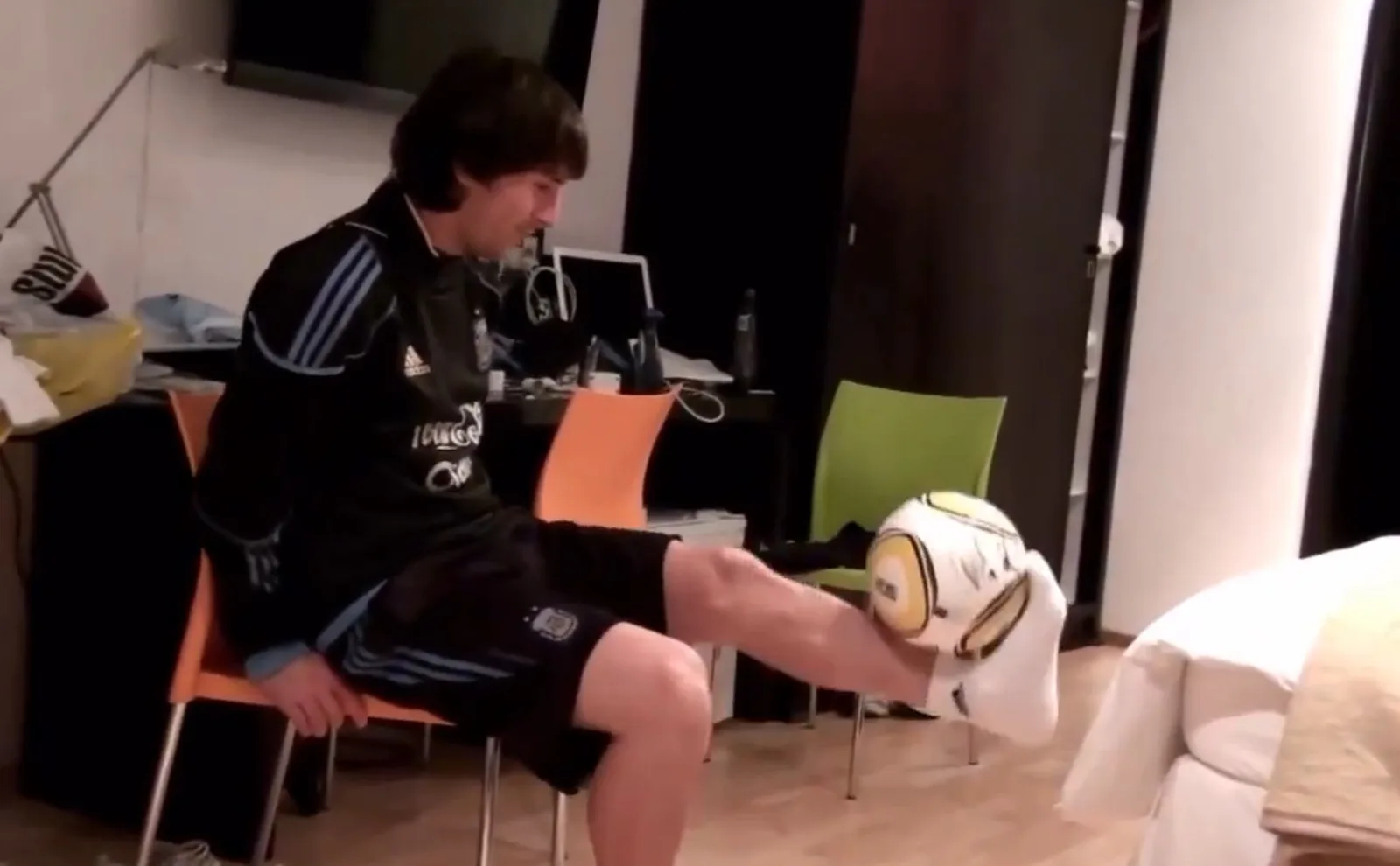 Messi aparece fazendo embaixadinhas sentado em vídeo gravado na Copa de 2010