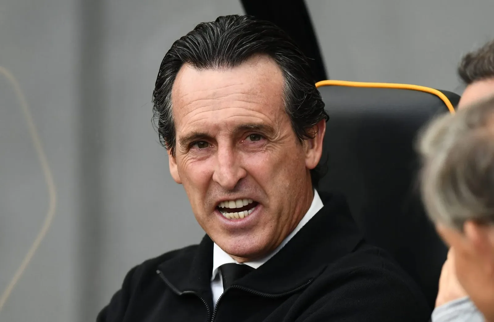 Suzuki se destaca com os pés e ganha respaldo de Emery no Aston Villa