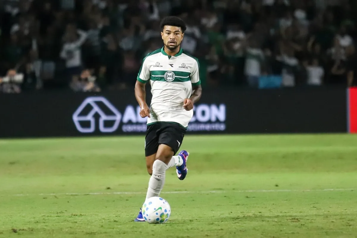 Coritiba confirma cirurgia de Lucas Ronier no joelho direito