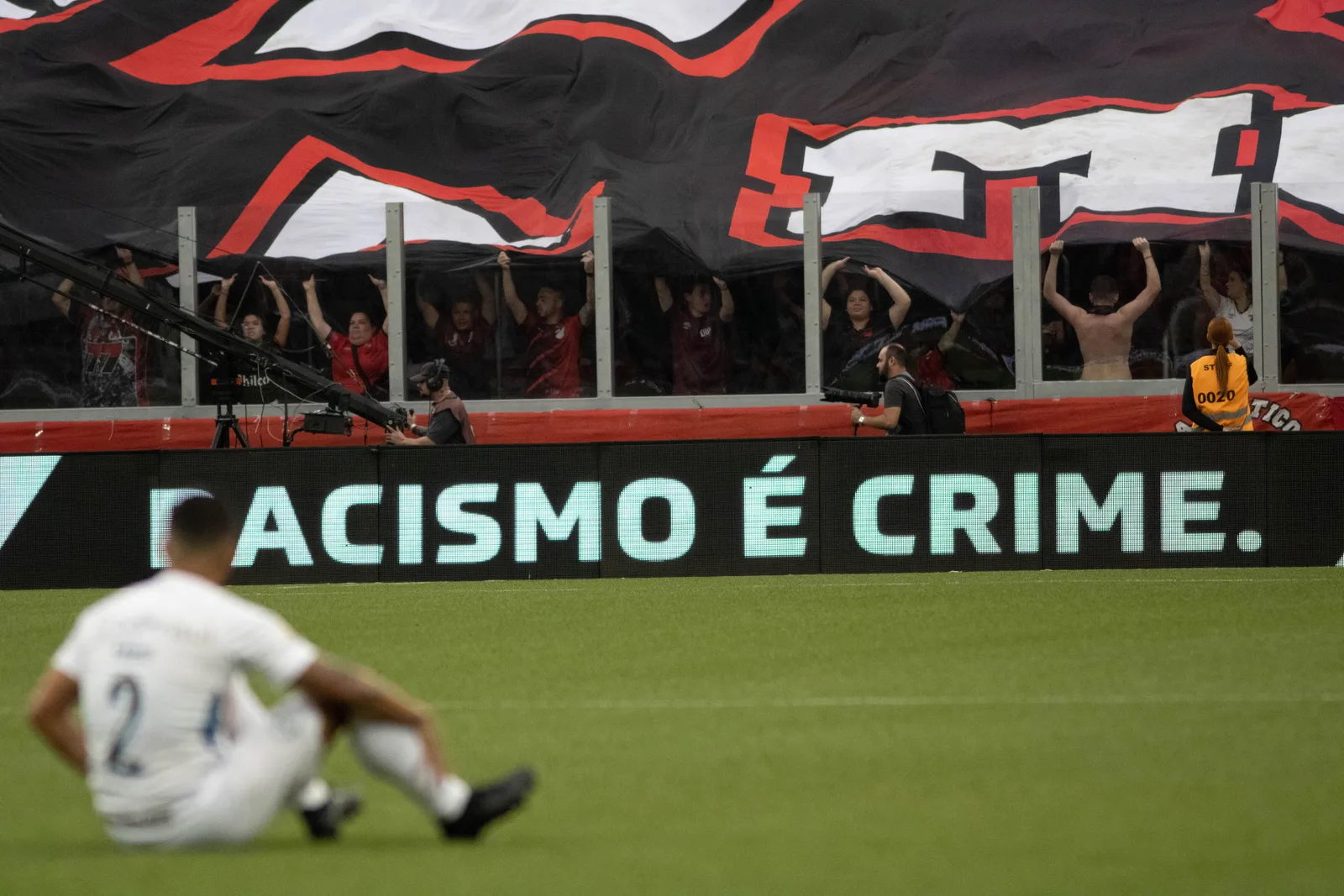 Kevin Viveros sofre ataques racistas após empate entre Athletico e Coritiba