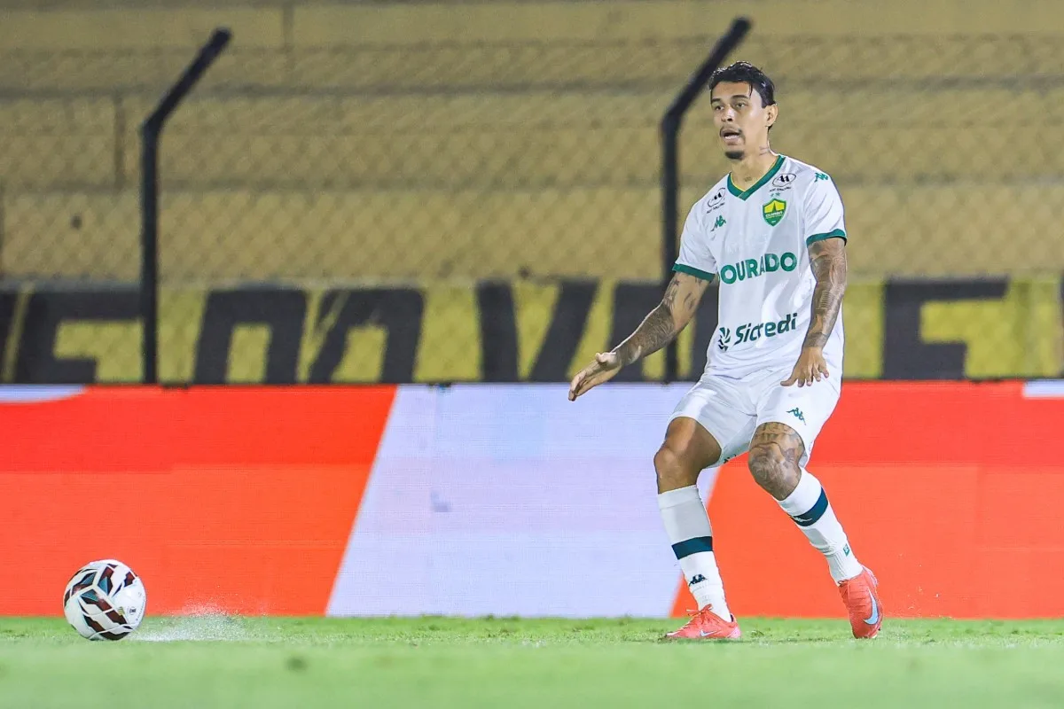 João Carlos se destaca, e Vitor Mendes marca e cede pênalti pelo Cuiabá