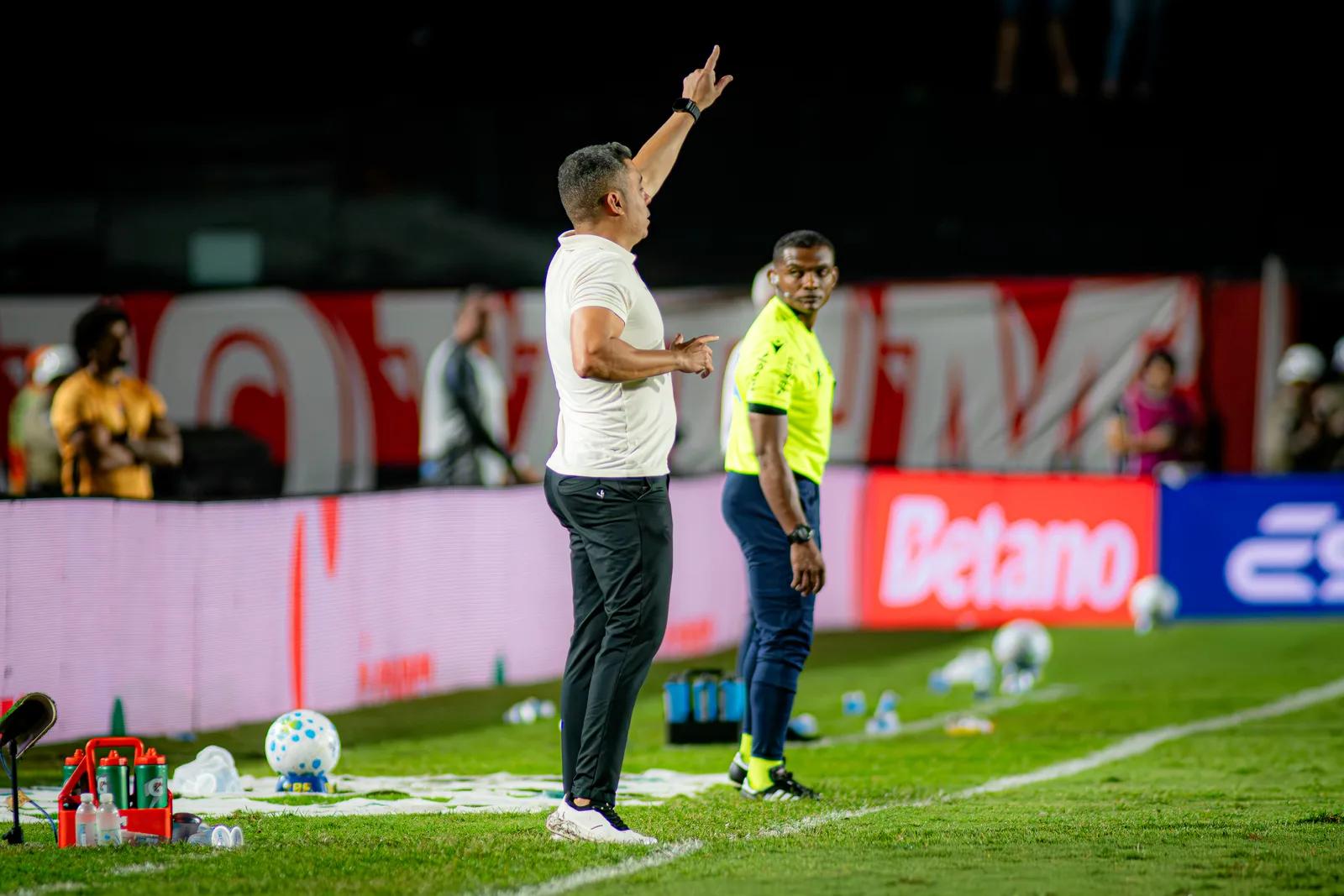Jair Ventura destaca apoio de Fábio Mota após vitória do Vitória