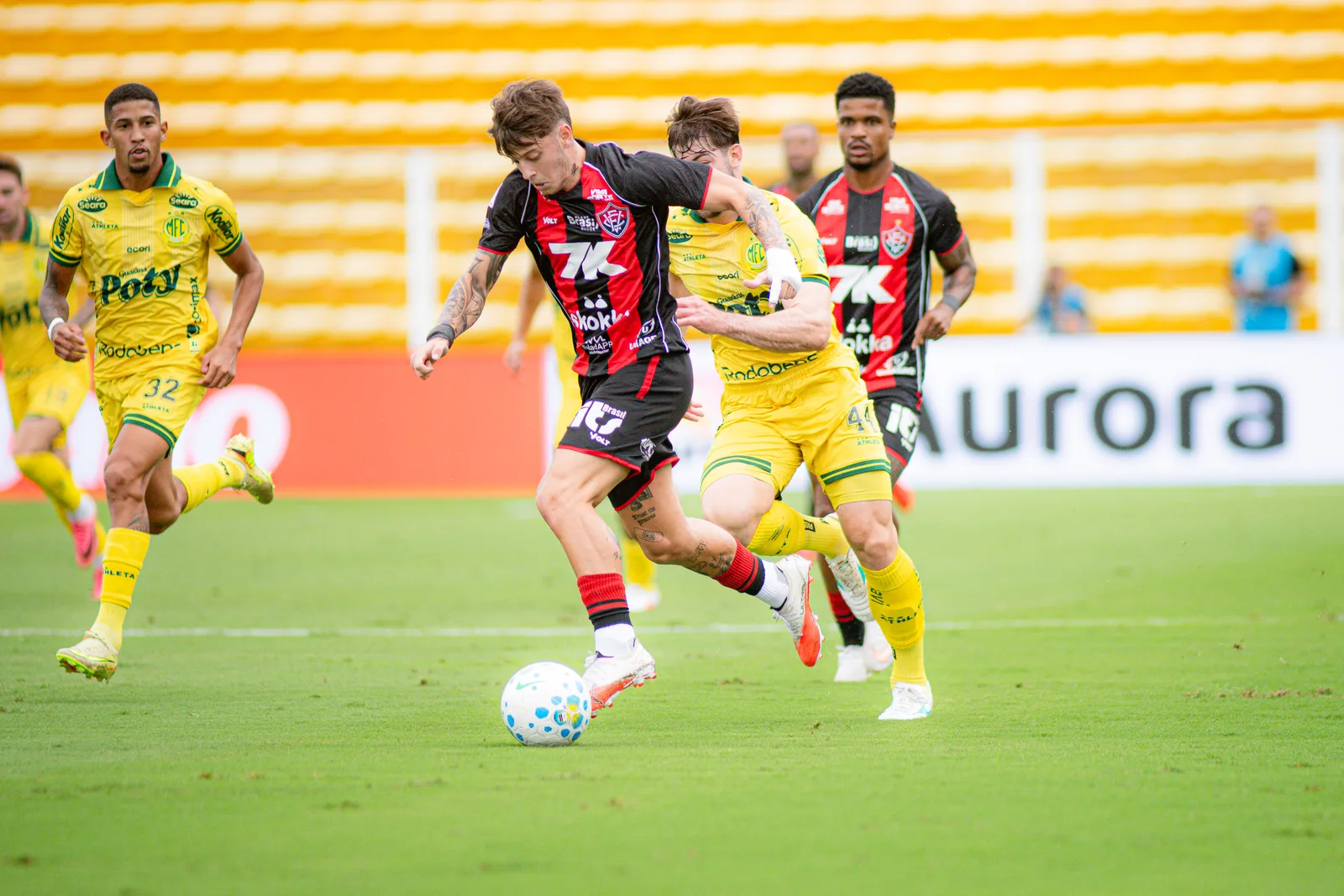 Vitória abre dois gols, mas cede empate ao Mirassol no Brasileiro