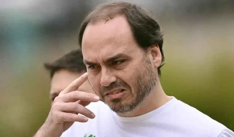 Pesquisa mostra Carlos Bolsonaro em 3º e fora do Senado por SC