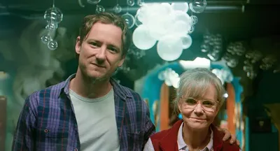 Criaturas Extraordinariamente Brilhantes combina luto, humor e fantasia na Netflix