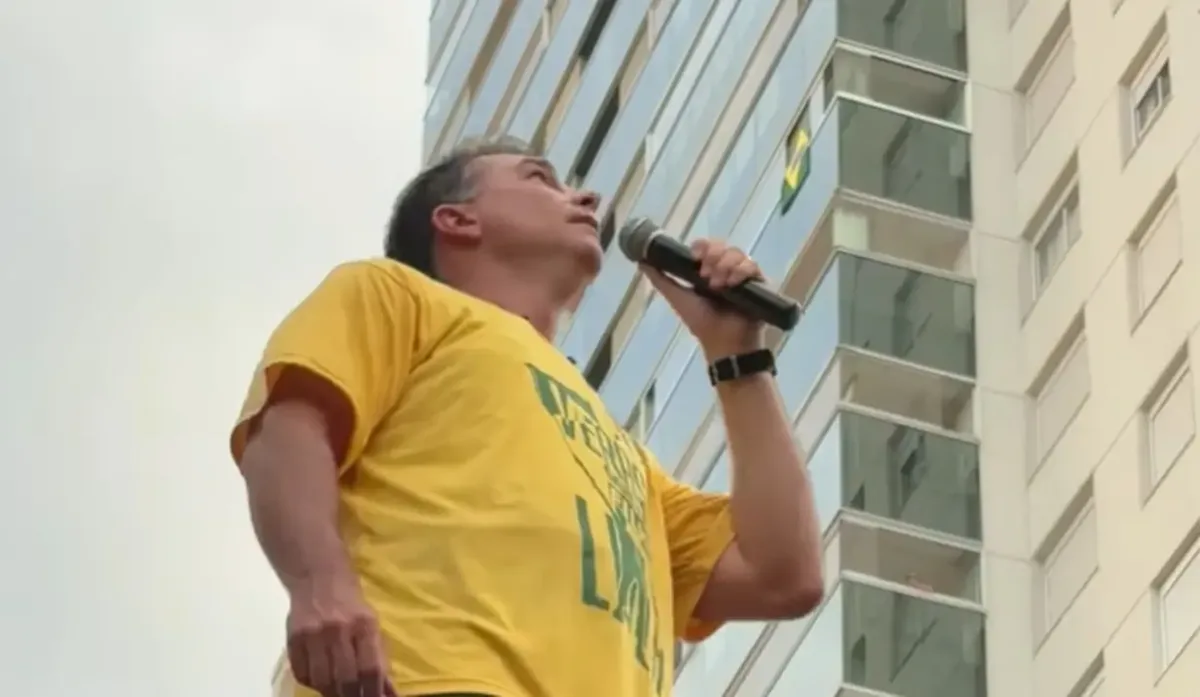 Flávio Bolsonaro pede identificação de morador após ovos contra carreata em Goiânia