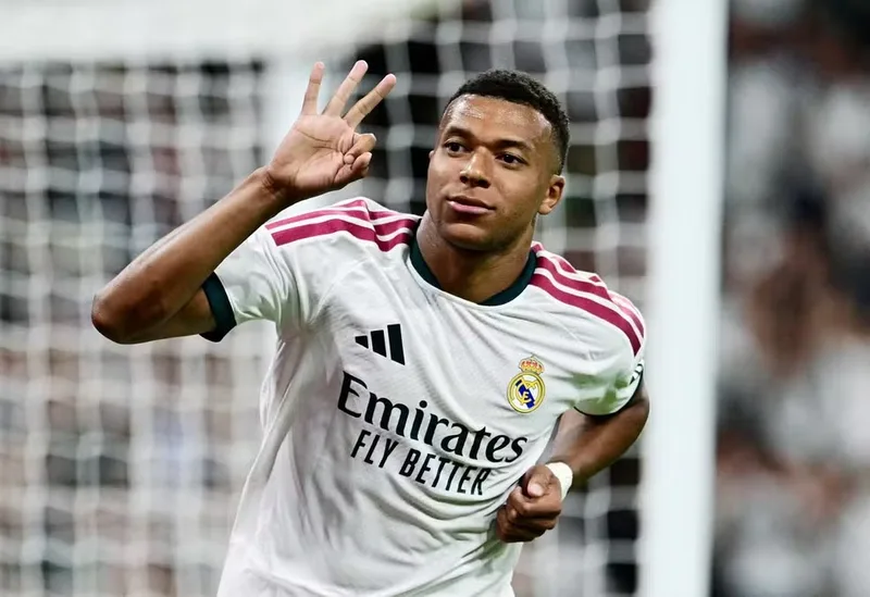 Betis provoca Mbappé após expulsão de Ethan contra o Lille