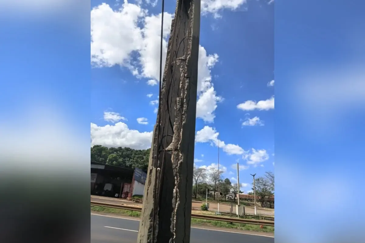 Rachaduras são identificadas em postes no canteiro da BR-153, em Itumbiara