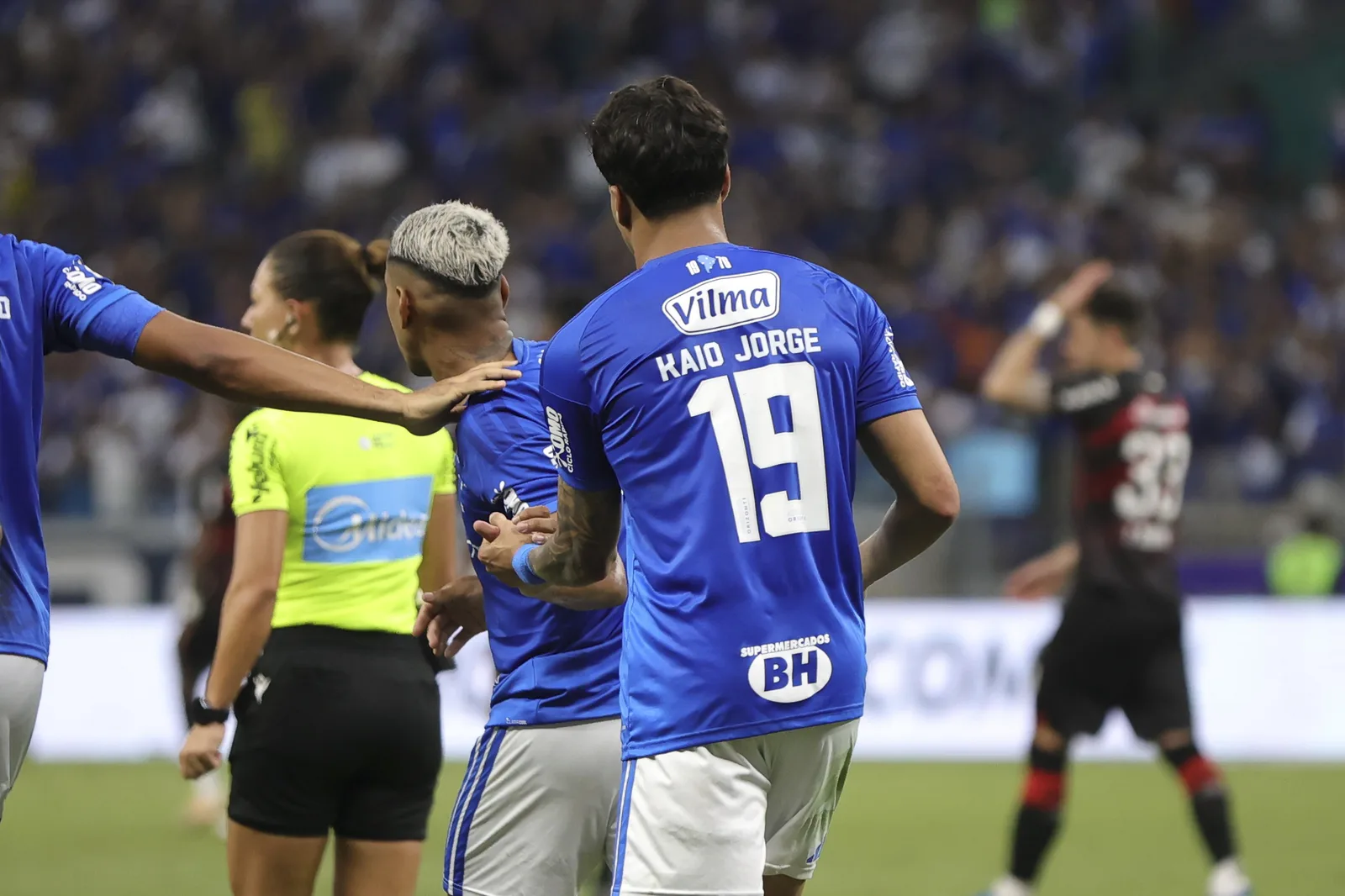 Kaio Jorge e Matheus Pereira conversam após discussão por pênalti no Cruzeiro