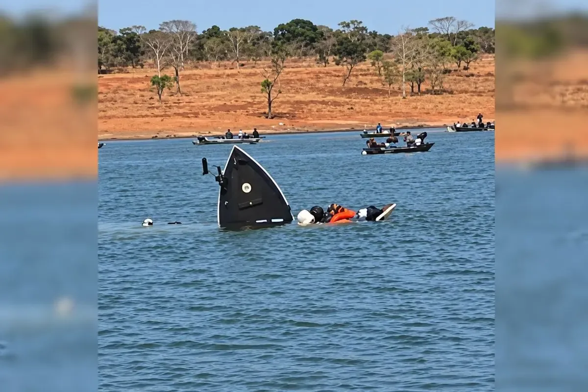 Criança é retirada primeiro após barco ficar 90% submerso em lago de Jataí