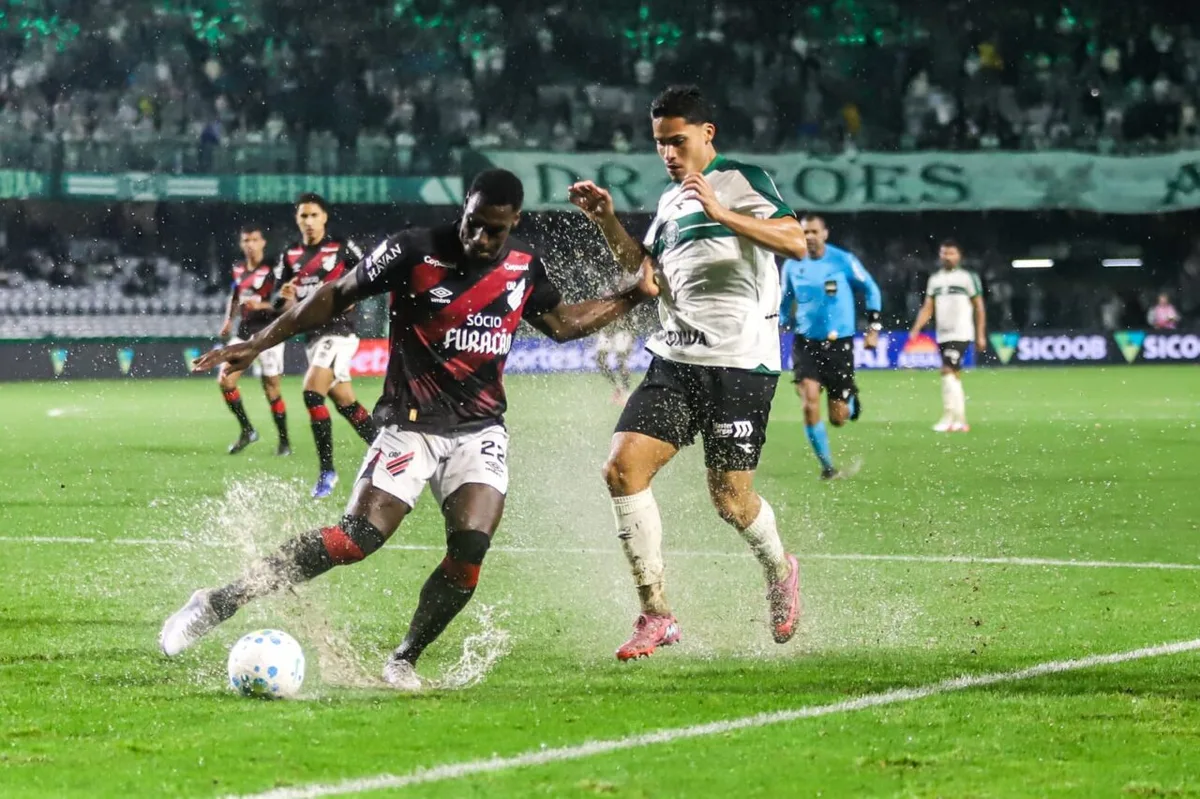 Coritiba busca empate por 3 a 3 com Athletico em virada nos acréscimos