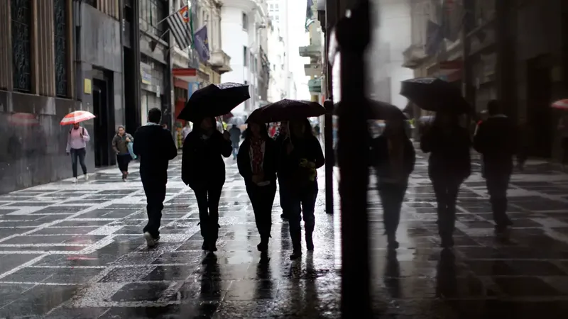 São Paulo terá domingo chuvoso e máxima de 14°C com avanço do ar frio