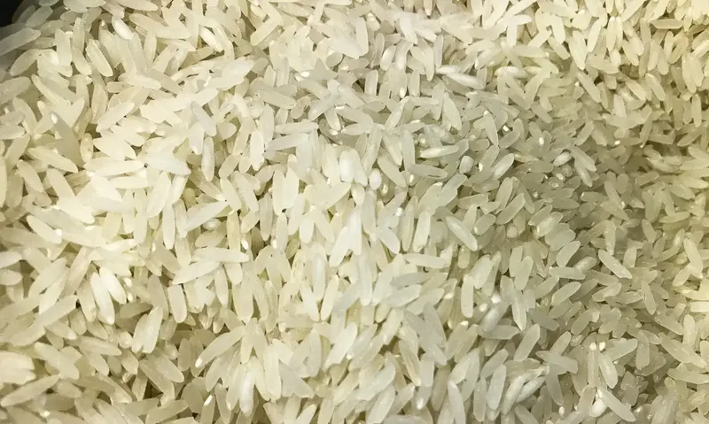 Lavar o arroz muda a textura? Veja os efeitos do enxágue