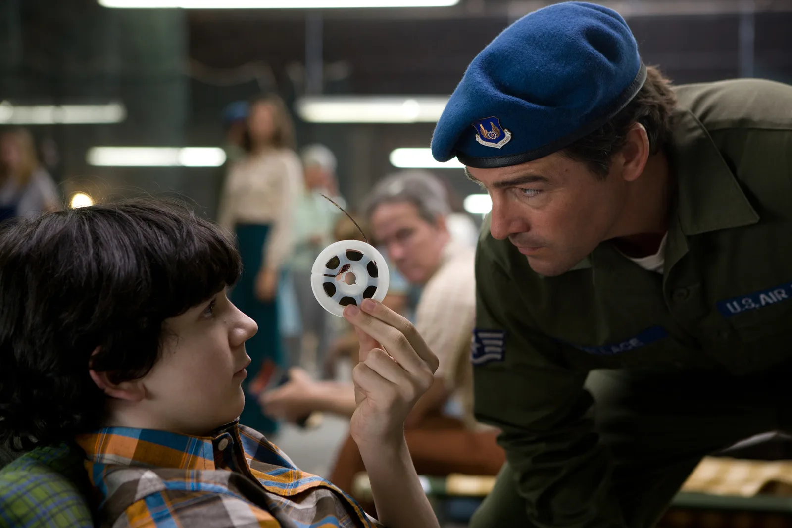 Super 8 mistura aventura juvenil e ficção científica na Netflix
