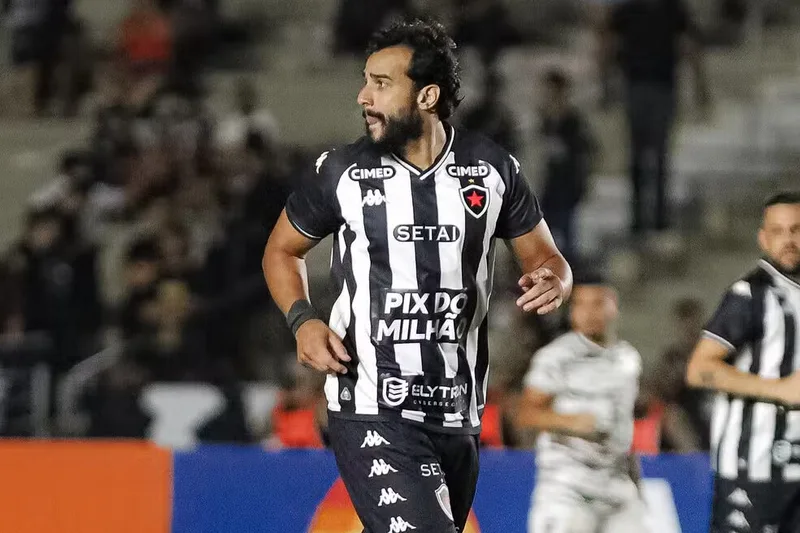 Henrique Dourado leva garrafada durante entrevista após empate do Botafogo-PB
