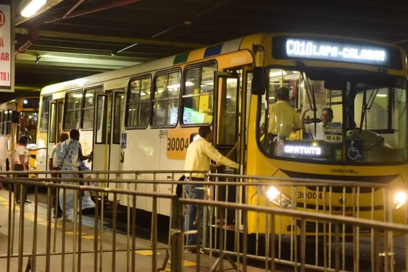 Mulher entra em ônibus com faca e exige mudança de rota em Salvador
