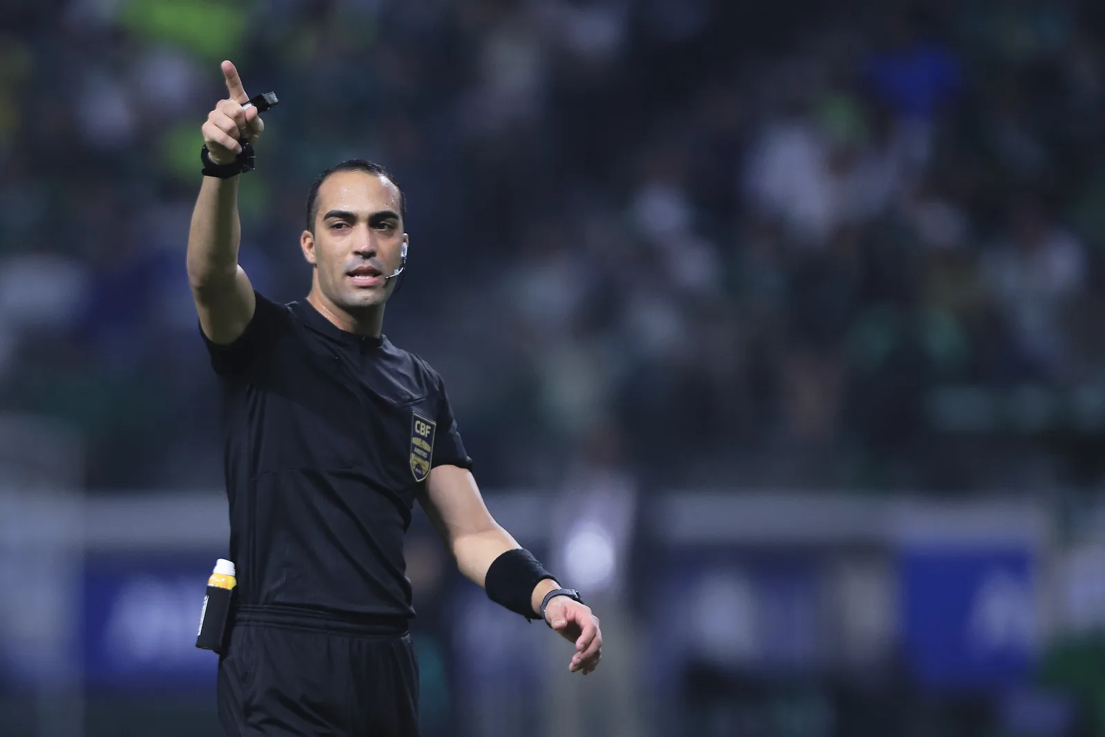 Árbitro registra cobrança de presidente do Fluminense durante intervalo