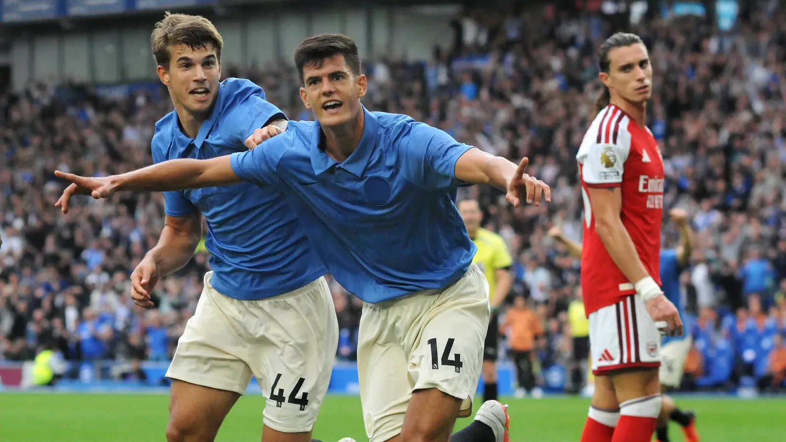 Brighton derruba Arsenal com três gols e chega ao terceiro lugar na Premier League