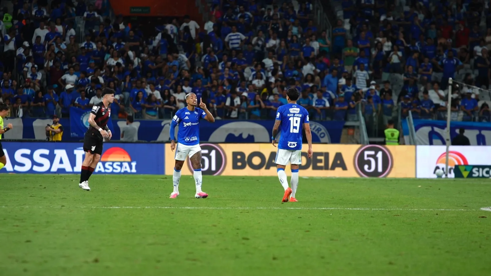 Matheus Pereira e Kaio Jorge discutem após cobrança de pênalti do Cruzeiro