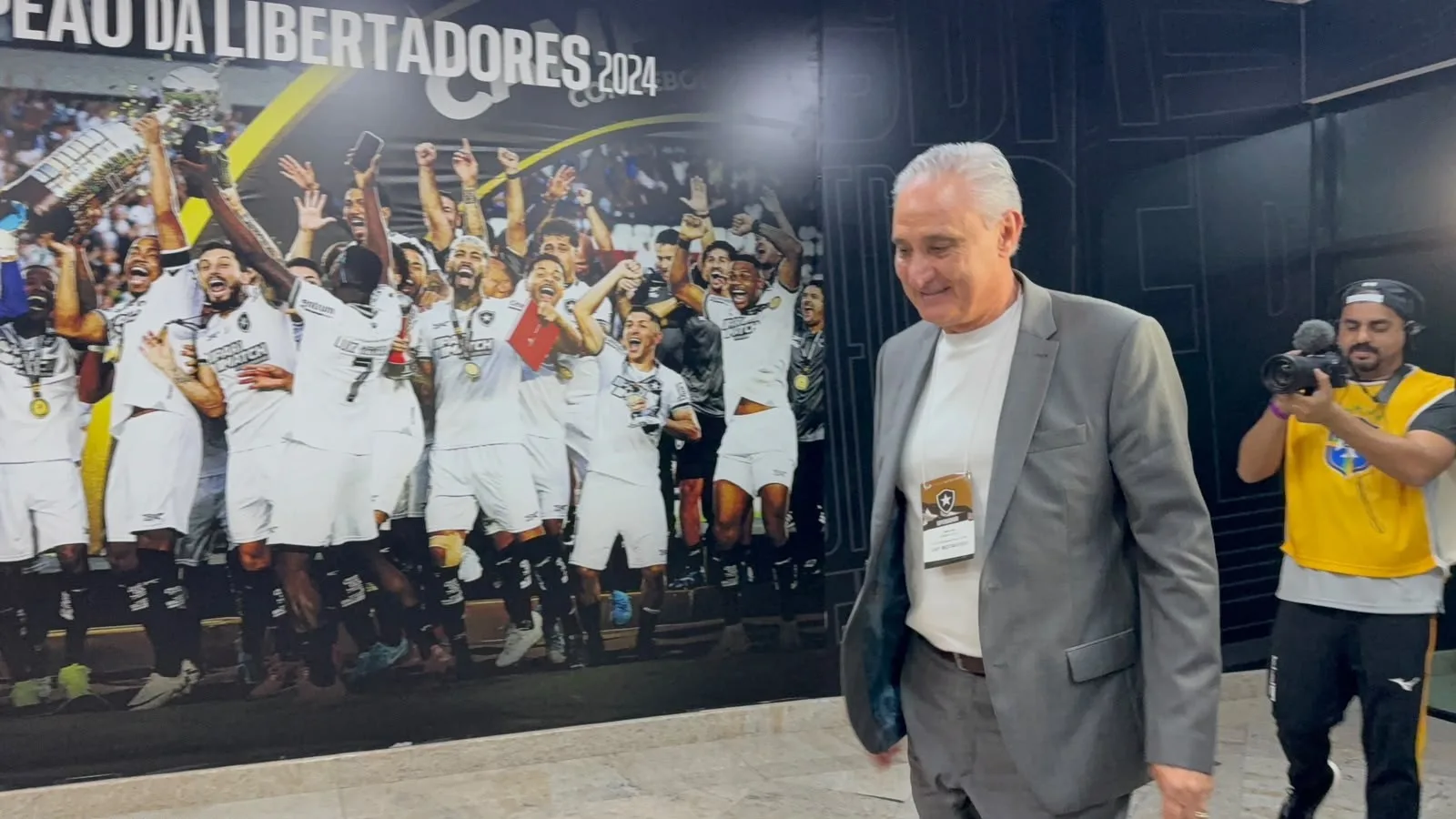Tite assina com o Botafogo e observa duelo diante do Grêmio