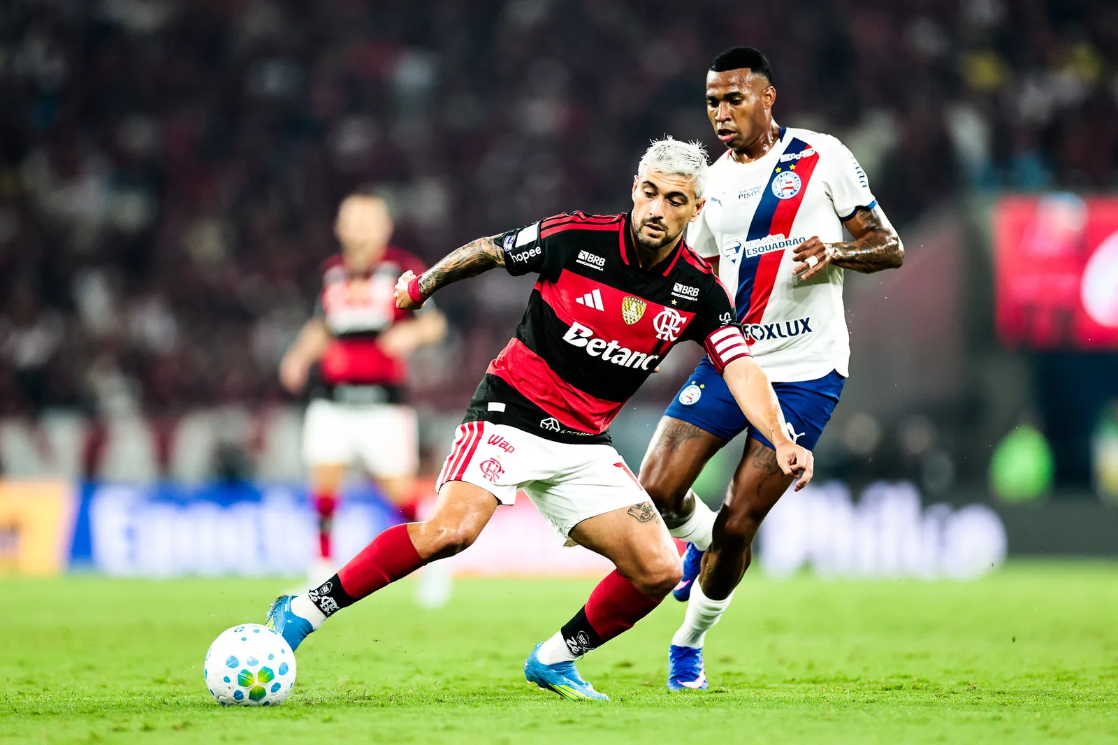 Arrascaeta fratura o punho e ficará fora de jogos do Flamengo