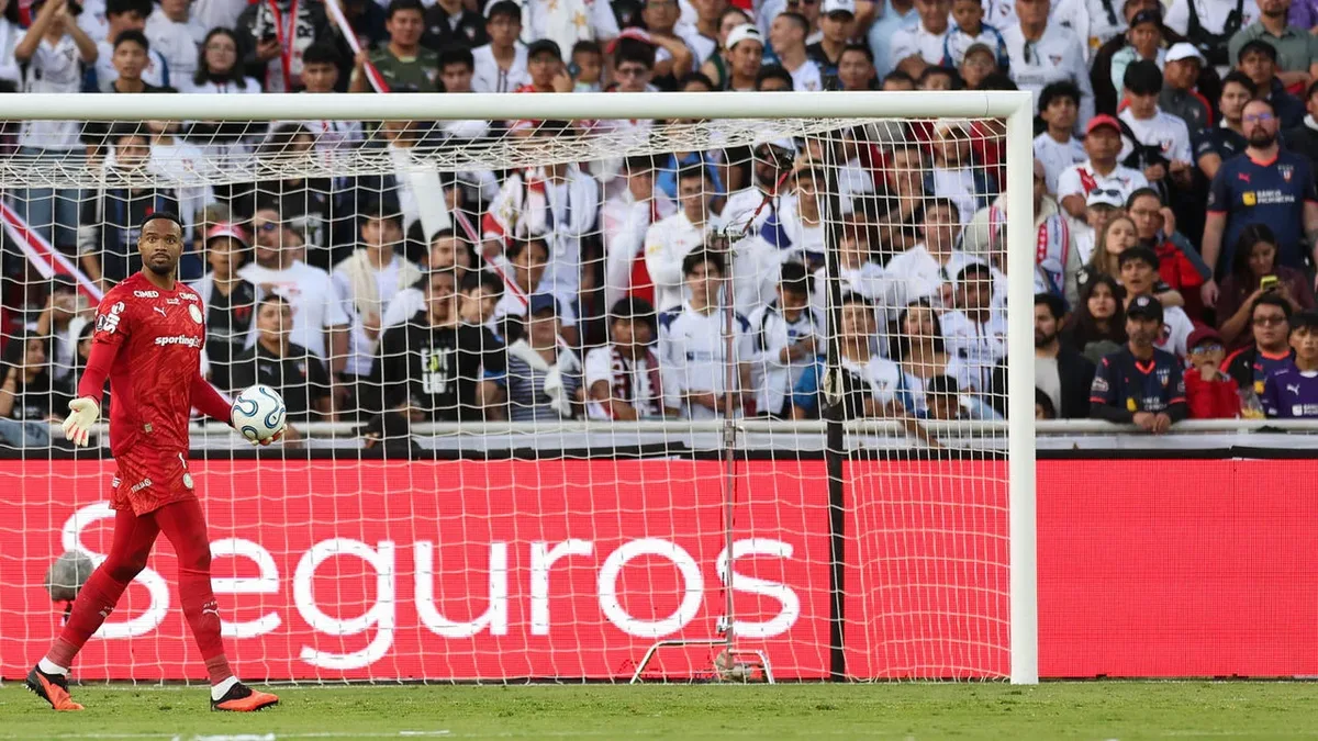 Palmeiras cai para a LDU, vence nos pênaltis e pega o Fluminense