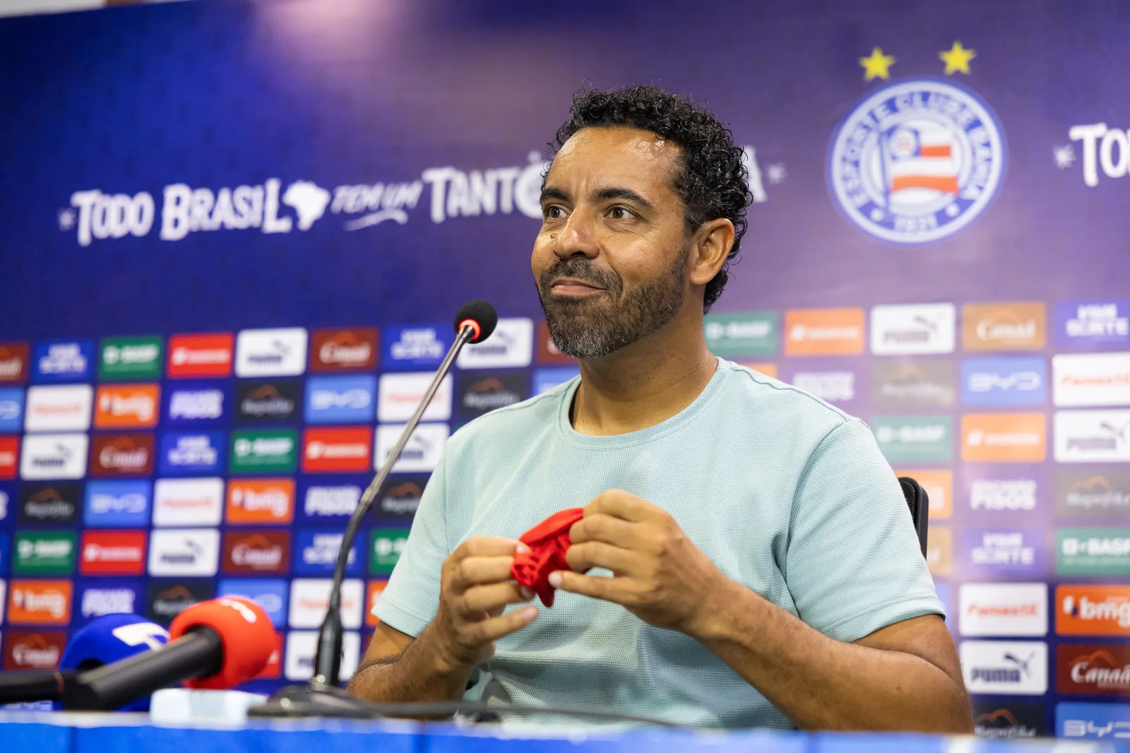 Faixa vermelha do Bahia simboliza resistência antes de decisão contra o Corinthians