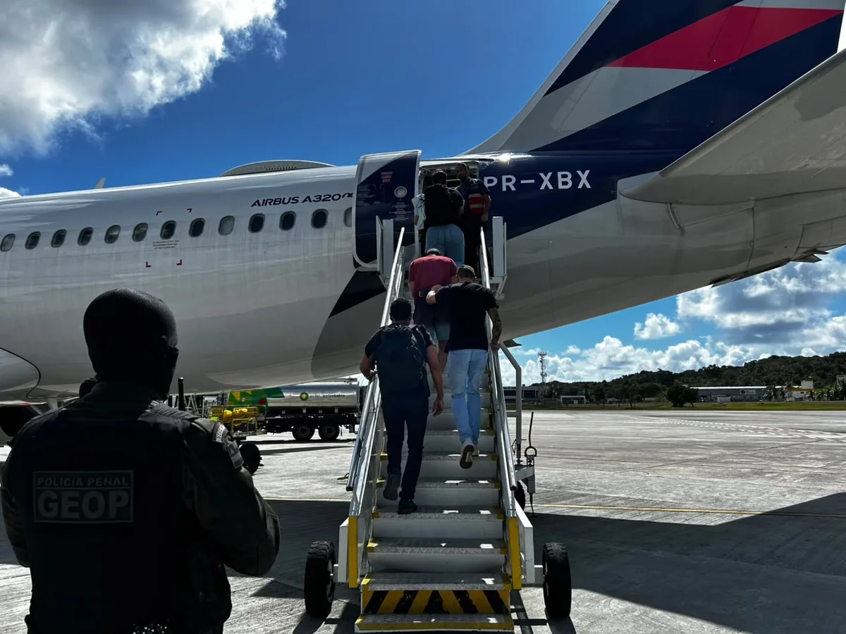 Cinco detentos são transferidos da Bahia para presídios federais