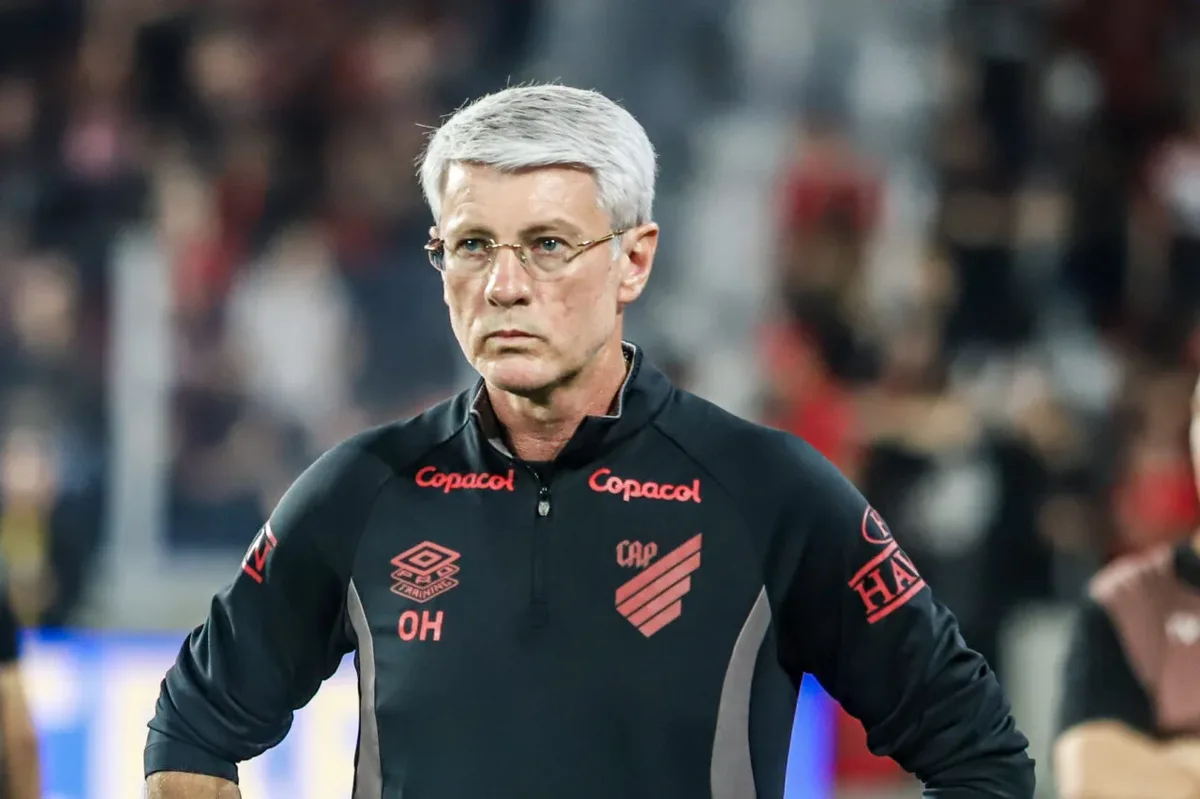 Hellmann aponta oito gols sofridos e pede mais controle ao Athletico