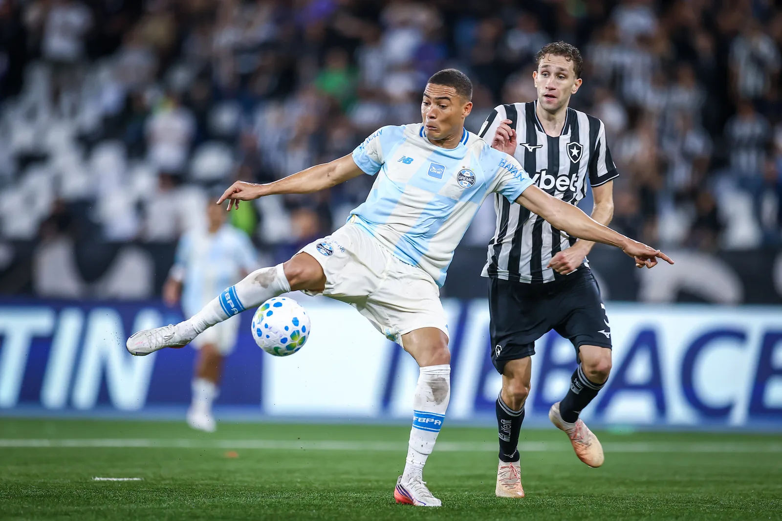 Impedimento de um centímetro anula gol do Grêmio contra o Botafogo