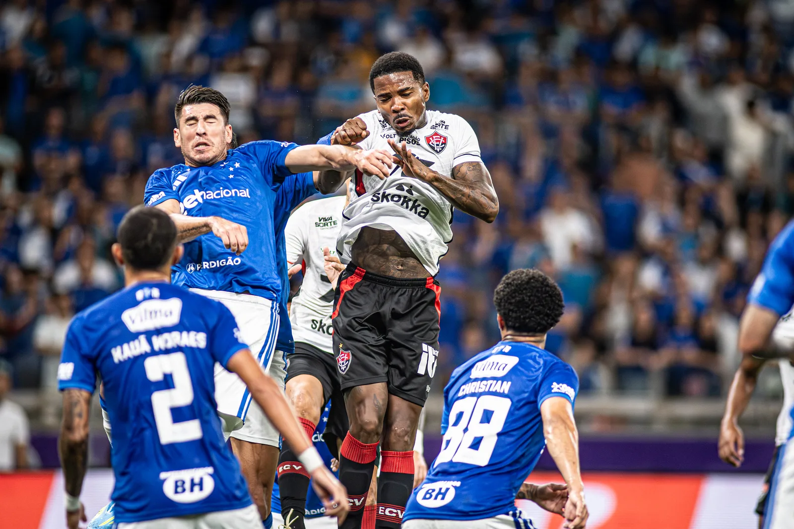 Vitória recebe o Cruzeiro em duelo de forças como mandante e visitante