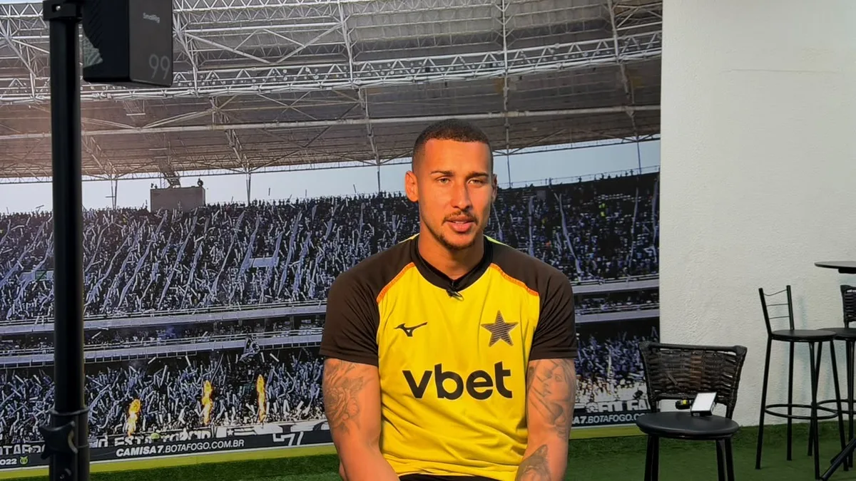 Gabriel Batista assume gol do Botafogo e mira trajetória entre ídolos do clube